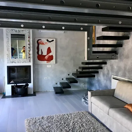 Dei Cigni فيلة مانديلو ديل لاريو